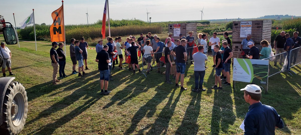 Eerste groepen belangstellenden gaan het veld in om proeven en demo's te bezichtigen op #uiendag <a href="/DelphyAkkerbZW/">Delphy Akkerbouw ZW</a> <a href="/Proefboerderij/">Rusthoeve</a>