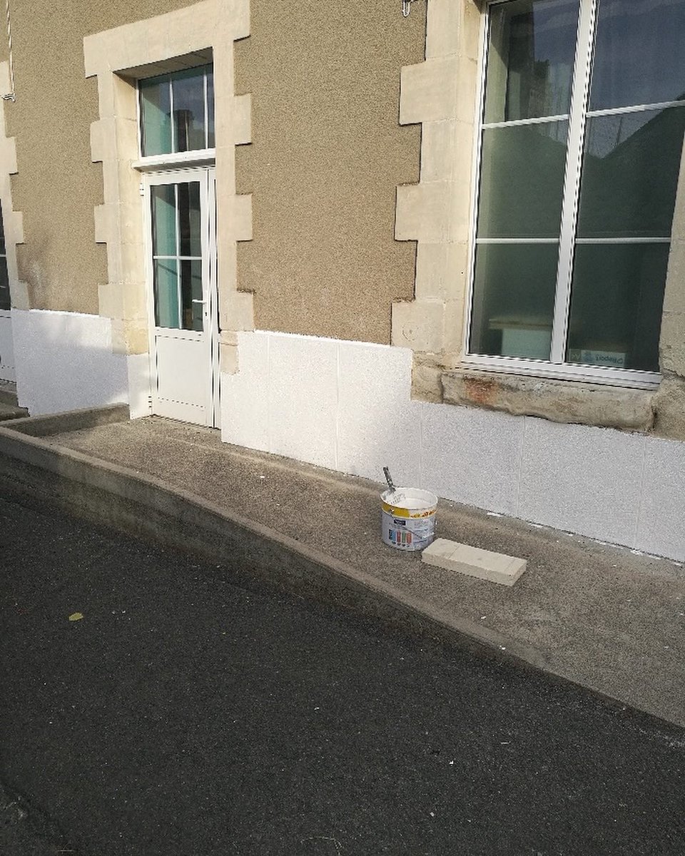 cyrilcibert's tweet photo. Dans quelques jours c’est la rentrée 🙂
Merci à Maëlle pour ce coup de fraîcheur à notre école dans le cadre du #PassPERMIS ( 900 € à l’auto-école en contrepartie de 50 h de travaux d’intérêts citoyens) #Chenevelles cc @Maires_Ruraux https://t.co/czflXxjYRB
