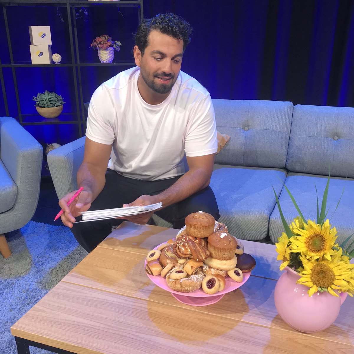 Kommer kakfatet att ta fokus från uppdraget på Polisens dag eller kommer Nadim att övervinna frestelsen?