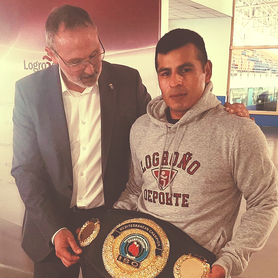 EuskoBox's tweet photo. 🥊 El #boxeo, el #trabajo, el #sacrificio, la #disciplina y la #valentía abren caminos que no sospechamos.
🎖️ Recepción en el ayuntamiento de #Logroño #LaRioja a púgiles destacados.
👊🏾 Grande, Ricardo Fernández #Mateo. Y grande #BarruBoxing.

#SantaCruzDeLaSierra #Bolivia https://t.co/diSXoNMShz