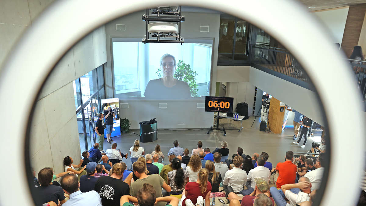 Hafermilch ist nicht unproblematisch. "The Oater" hat eine Lösung. Beim Berg-Pitch hat das Unternehmen gewonnen. Lob für das Gründer-Event gab´s auch von Ministerin Mona Neubaur. [+] t1p.de/z8rqq #Klimaschutz #Gründer #startup #bergpitch <a href="/codecentric/">codecentric AG</a> #bergischvalley