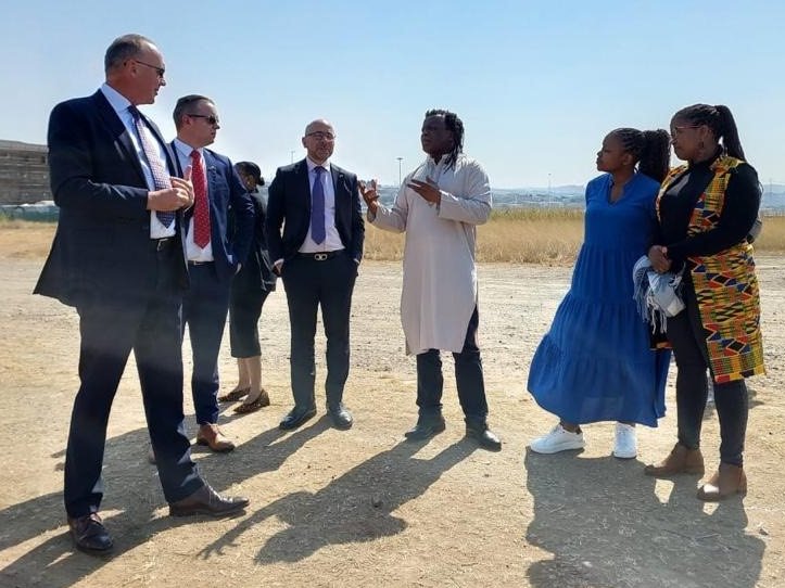 ukinsouthafrica's tweet photo. @AJPhillipson met @eThekwiniM Mayor Mxolisi Kaunda &amp; visited Bridge City in #Durban to see how #transport policies can drive #inclusive economic growth.🇬🇧 is proud to partner with 🇿🇦cities on

✅sustainable urban planning  
✅affordable public transport
✅resilient infrastructure https://t.co/VxtszzIfLs