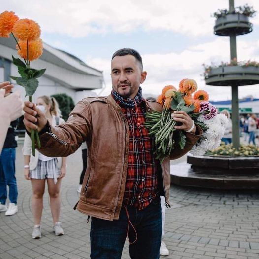 viasna96's tweet photo. Палітзняволенага Сцяпана Латыпава хочуць перавесці з калоніі ў турму

Сцяпану, які адбывае тэрмін у «Воўчых норах», хочуць замяніць пакаранне на больш жорсткае. Рашэнне 29 жніўня будзе прымаць суддзя Аляксандр Кірыловіч. https://t.co/fwqc56KGzE