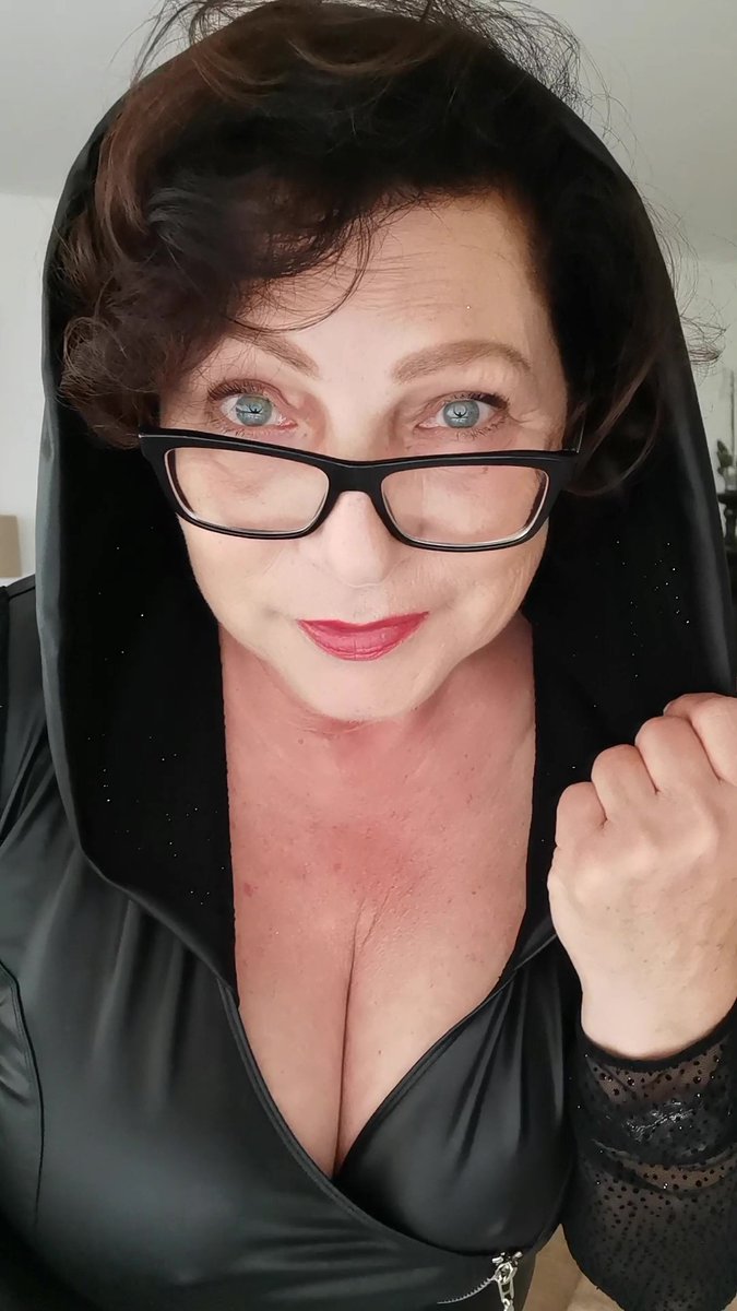 Siehst du die Dollarzeichen in meinen Augen?💰Gut,dann weißt du was du zu tun hast.
Do you see the Dollar Zigns in my Eyes? 💰Good, then you know what you have to do 
allmylinks.com/ladykarin 👈
#payslave #maturelady #heels #boots #nylons #gloves #
#femdon #findom #fetisch #