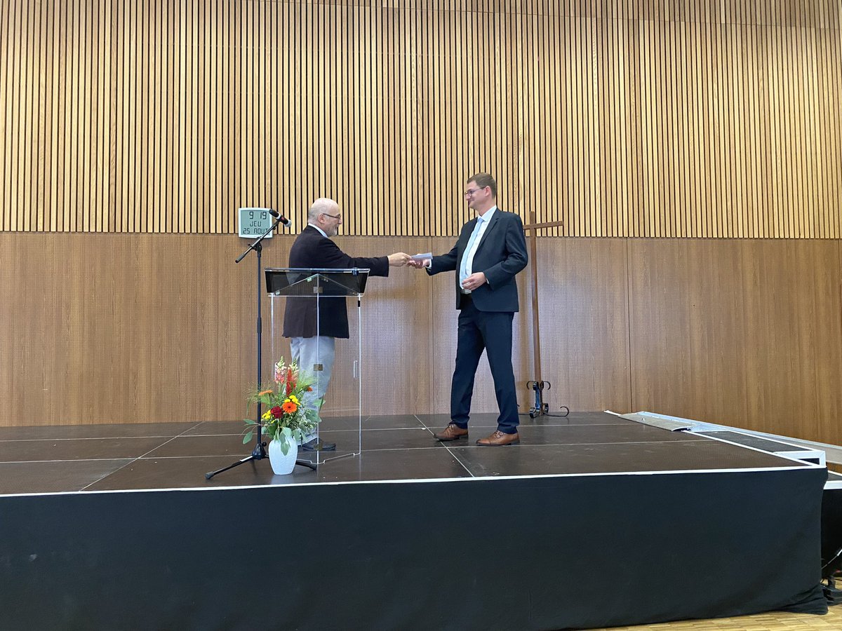 Mgr Jacolin remet la lettre de mission à Stéphane NOUVEL, nouveau Directeur diocésain de l’ <a href="/EC_85/">EC 85</a> , lors de la rentrée de nos chefs d’établissement. #ec85 #vendee #rentreescolaire