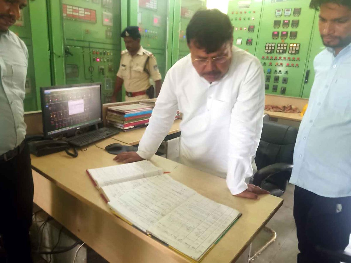 Energy_MPME's tweet photo. ऊर्जा मंत्री श्री @PradhumanGwl  ने गुना जिले के 132 के.व्ही. सब-स्टेशन भोंरा का निरीक्षण किया। उन्होंने सब-स्टेशन पर कार्यरत कर्मचारियों के बारे में जानकारी ली और उपस्थिति रजिस्टर चेक किया।

#JansamparkMP https://t.co/w6CYDUVrt5