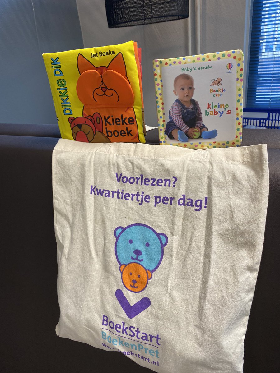 annet_dijk's tweet photo. Zo, vakantie weer voorbij, we mogen weer. Iedereen veel voorgelezen? Fijn! Ga zo door! Heb je vragen over Boekstart of ben je op zoek naar tips om voor te lezen? De bibliotheekmedewerkers staan voor je klaar! Kom je gezellig langs? @BiebNoordVeluwe @BoekStart #consultatiebureau https://t.co/4IX5H3ymIA