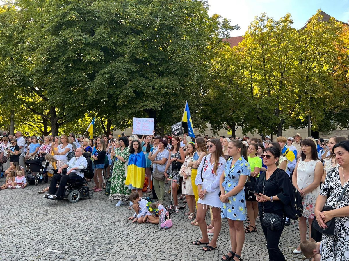 PulseofEurope's tweet photo. Gestern gab es viele #StandWithUkraine 🇪🇺✊🕊🇺🇦 Aktionen von #PulseOfEurope zum 🇺🇦Unabhängigkeitstag - wie hier in Stuttgart. 

Morgen geht es weiter - zum Beispiel in Kiel: 👉 https://t.co/jnEyb3LgUD

#EuropaDemo
#EUSolidarity 
#DemocracyVsAutocracy https://t.co/p0zJ9lQOLM