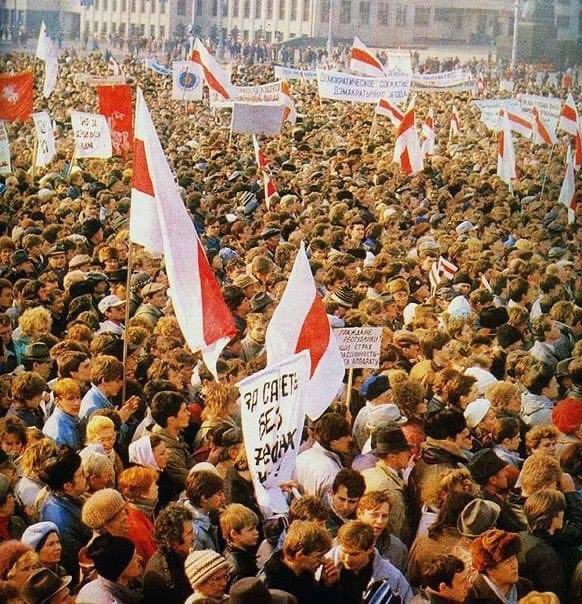 franakviacorka's tweet photo. On August 25, 1991, the Declaration of Independence of Belarus became the constitutional law. Thus, after more than 70 years of Soviet occupation, Belarus officially became a sovereign state again. Lukashenka was MP back then, and he was among 3% who did not vote for independence https://t.co/i42Kb5S2ki