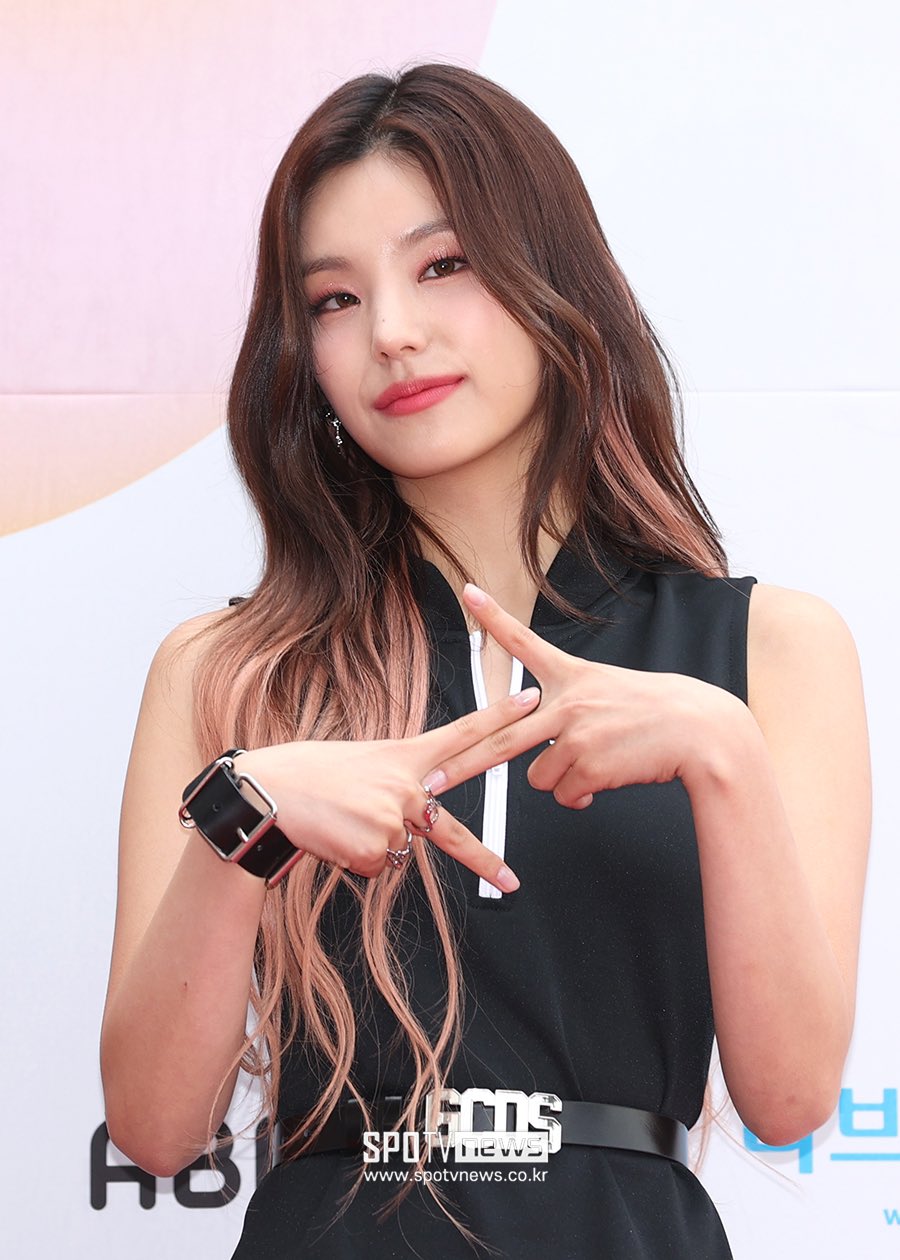 Fa_ZYL4WAAARLTn?format=jpg&name=large