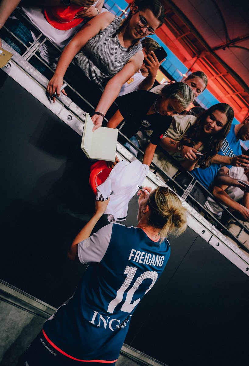 Kicken für den guten Zweck: Laura #Freigang war beim gestrigen #ChampionsForCharity im <a href="/DeuBaPark/">Deutsche Bank Park</a> dabei und hat bei der Gelegenheit gleich mal zwei Traumtore beigesteuert 😇

#SGE #EintrachtFrauen