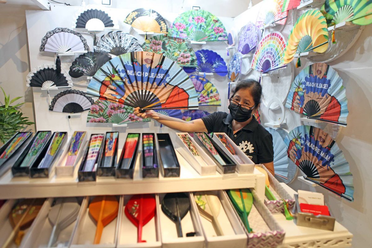 tribunephl's tweet image. LOOK: It's the season of bazaars! Much-awaited ArteFino opens at the Power Plant Mall in Rockwell today, 25 August. 

See post: facebook.com/tribunephl/pos…

#ArteFino
#BazaarPH
#DailyTribune