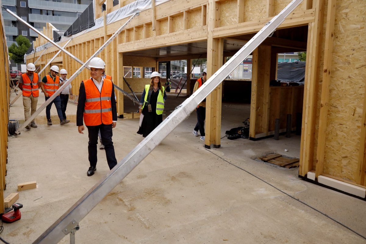 zaragoza_es's tweet photo. En Parque Venecia ya se ve la estructura de la nueva escuela infantil; las obras avanzan a buen ritmo y se prevé concluir a principios de 2023.
Sus condiciones de sostenibilidad y eficiencia energética permitirán su certificación como #passivhouse.
Info. > https://t.co/0EM6xiEbKY https://t.co/BK6GpsUhZ1