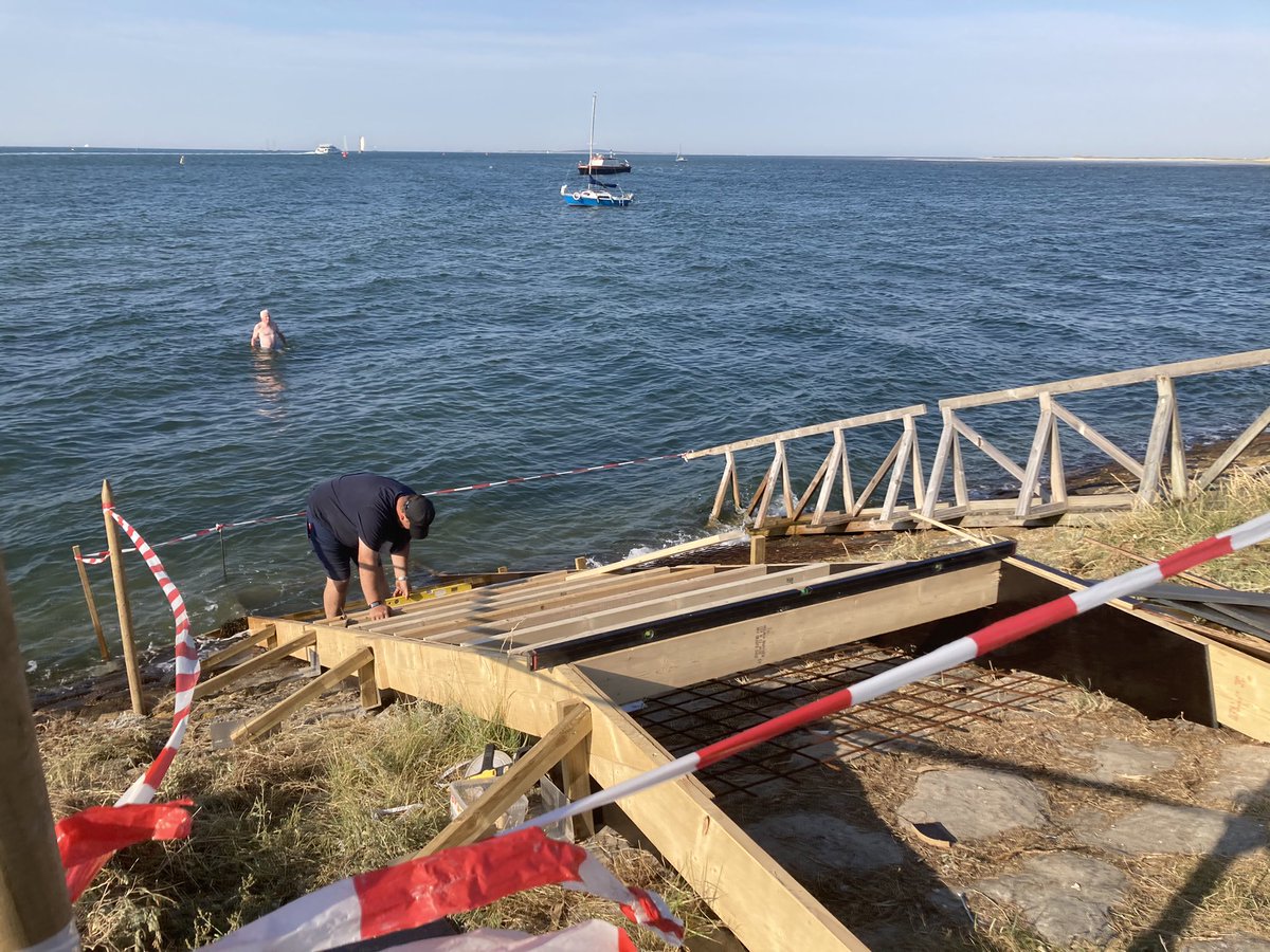 #Terschelling de werkzaamheden zijn begonnen, de bekisting voor de betonnen zwemtrap op de Dam wordt door Trip Hek gemaakt. In september is de “achter Dam trap” klaar.