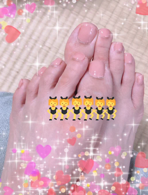 ジェルネイル届いたー!爪ちっこいからフレンチあんま似合わんのやけど、でもかわいくて買っちまったーフットも初めてオホーラやってみたけど、やっぱ百均のとはクオリティが違った笑 
