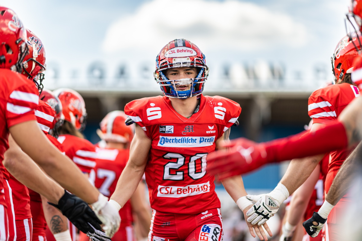 Letztes Spiel der Mercenaries in der GFL Saison 2022 zu Hause gegen die ifm Razorbacks Ravensburg
mercenaries.de/news/3290/21/L…
📷 Stefan Tschersich
#AmericanFootball #Marburg #Mercenaries #GFL   #marburgfootball #mittelhessen #afvd #gfltv #GFL2 #erima
<a href="/RV_Razorbacks/">ifm Ravensburg Razorbacks</a> <a href="/marburgliebe/">Stadtmarketing Marburg e.V.</a>