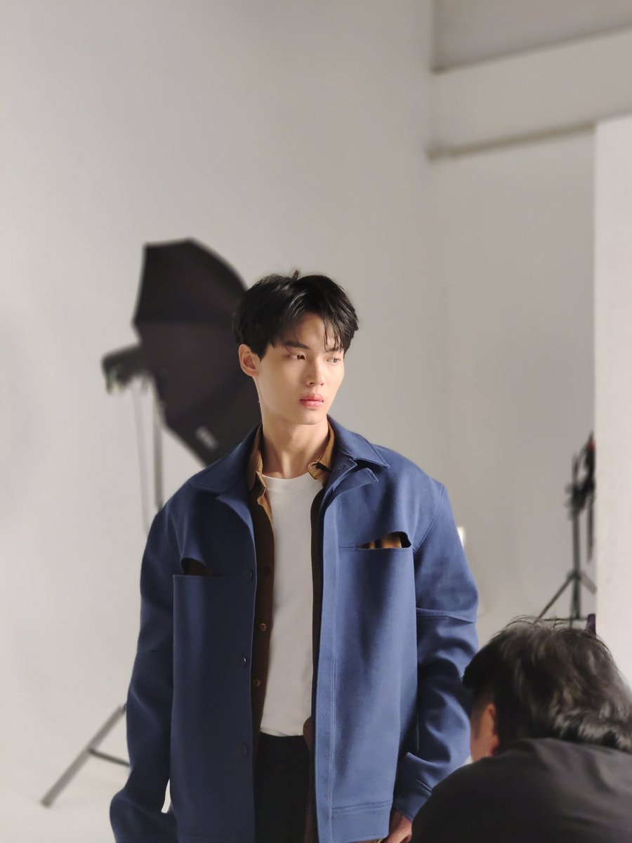 WinmetawinO's tweet photo. หล่อทุกมุมเลยครับ 🥹🥹

#V25Series5GLaunchxWin 
#winmetawin https://t.co/bIUY8RD6zT