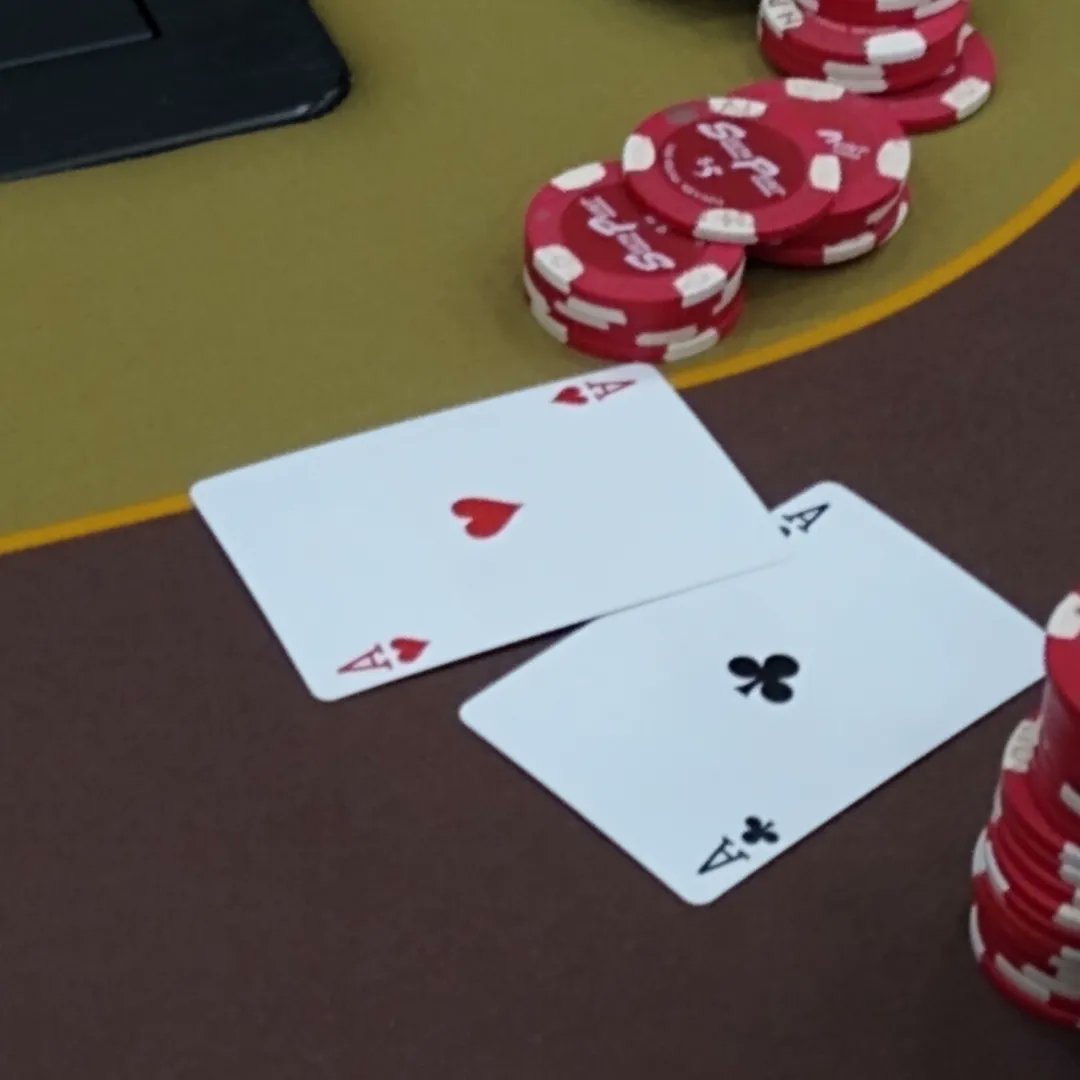 SPPokr's tweet photo. Lightning ⚡⚡⚡⚡ strikes before midnight! Mini Bad Beat Jackpot hit with the loser getting $599 &amp; the winner getting $300. Table share was $100 for other players. @southpointlv #freemoney #BestPromos #BadBeat https://t.co/zqHGrsBAaI