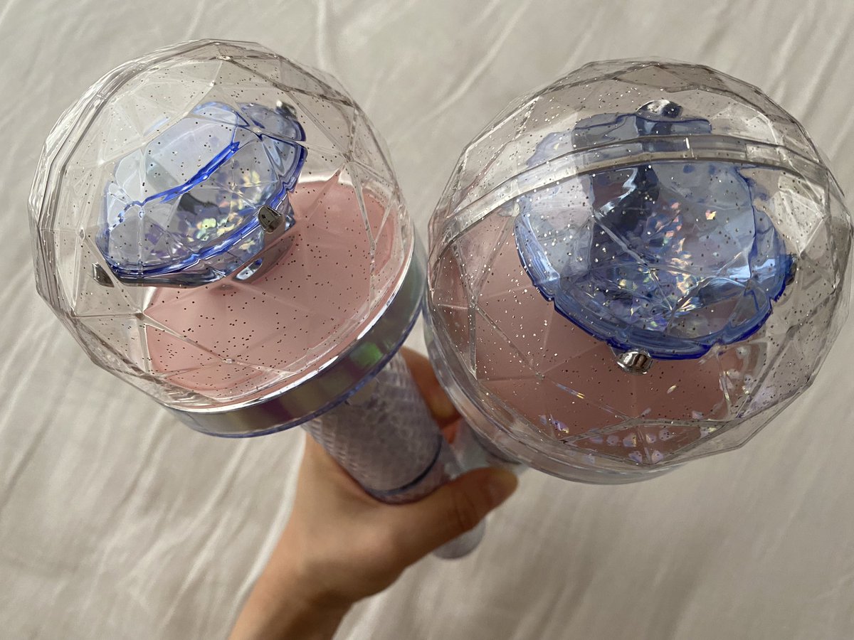 ho5oi_woo's tweet photo. SEVENTEEN OFFICIAL LIGHTSTICK 2
🚨偽物の特徴
・電池ホルダーが白
・ドーム部分が分解できない
・ドーム内にもスパンコールが入っている
・付属シールのスペルがSEVRNTEEN😤
・アプリのBluetooth接続では点灯するが、ライブ会場では接続できなかった
#CARAT棒 https://t.co/OfnHs7MWeH