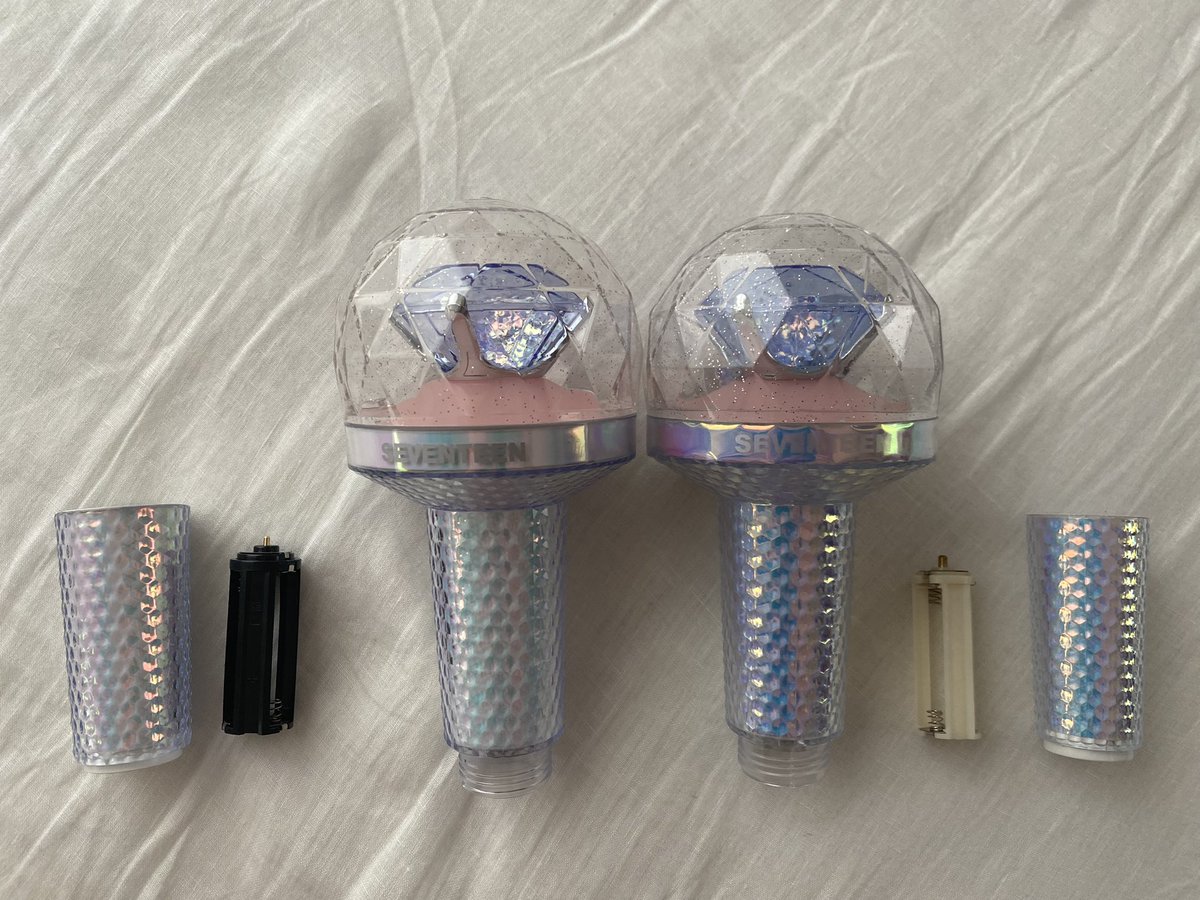 ho5oi_woo's tweet photo. SEVENTEEN OFFICIAL LIGHTSTICK 2
🚨偽物の特徴
・電池ホルダーが白
・ドーム部分が分解できない
・ドーム内にもスパンコールが入っている
・付属シールのスペルがSEVRNTEEN😤
・アプリのBluetooth接続では点灯するが、ライブ会場では接続できなかった
#CARAT棒 https://t.co/OfnHs7MWeH