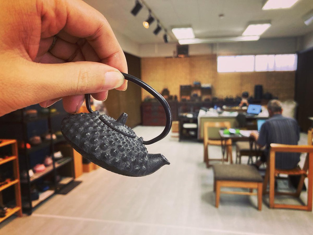 oitomi_global's tweet photo. "Tetsubin style water dropper"
Water dropper is used in Shodo (Japanese calligraphy-書道). Pour water and polish the ink with an inkstone or adjust the ink’s darkness.
#tetsubin #calligraphy #japanesecalligraphy #pourwater #inkstone #waterdropper #ironware #minikettle #kettle https://t.co/5jGbbBCEWl