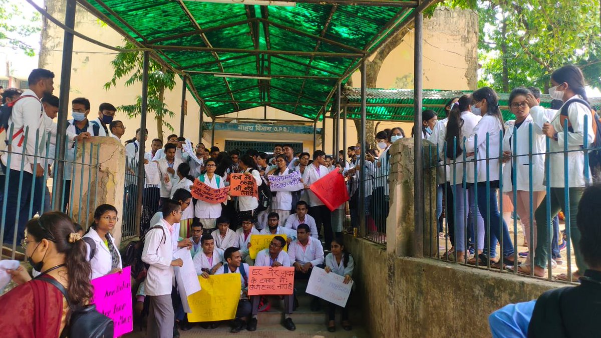 Nikhil_ranjan65's tweet photo. We interns of bihar protesting for the demand of stipend raise . We request bihar govt. to listen to our demands
#raise_bihar_mbbs_intern_stipend 
@IMAIndiaOrg
@RJD_BiharState
@yadavtejashwi
@officecmbihar
@BiharHealthDept
@SHSBihar
@PratyayaIAS
@NitishKumar 
@TOIPatna https://t.co/GevhNXUs2R