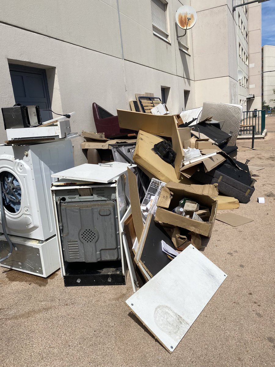delph_lyon's tweet photo. @BerzaneO après vous être occupé des États Unis il faudrait songé à s’occuper de la rue challemel lacour on vit dans une déchèterie , on ne dort plus depuis des mois, c’est insalubre moisissure dans les appartements !! #lyon8 #challemellacour #porcherie #residence https://t.co/ixT337989p