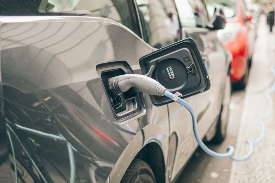 The UK government has announced that more than 1,000 new electric vehicle charge points will be installed in a new pilot, as part of a wider £450 million scheme. buff.ly/3QQNHV8 #solar #ev #renewableenergy #electricvehicles #energystorage #ener #renewables