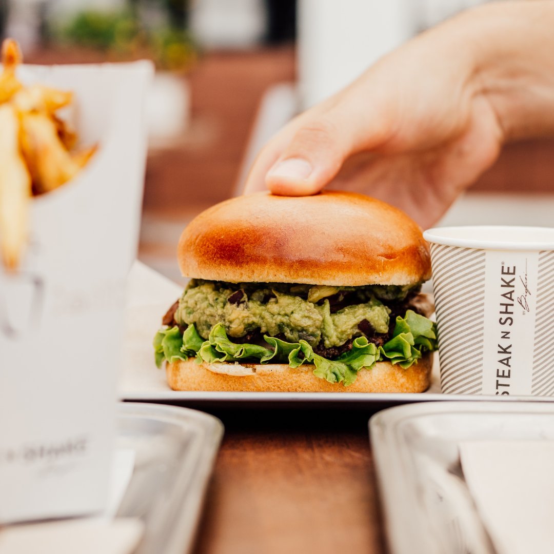 On prépare notre guacamole sur place, mais vous pourrez le déguster où vous voulez.

#SteaknShakeFrance #SNSFrance