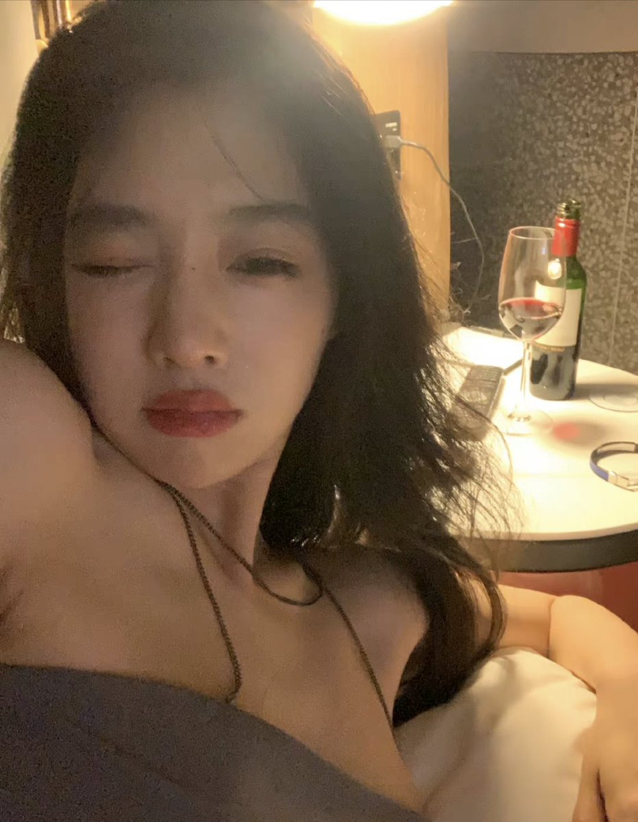 luoliaolai's tweet photo. 视频一对一露脸听指挥，有偿验证，白piao的请绕道，无中间商，图本，有诚加QQ2156996562,没诚意的别加，谢谢 https://t.co/70Sw89NWCm