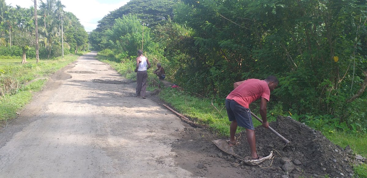 er_mitun's tweet photo. #ThankFull2
#APWDKalaraTeam
On request from #GPRamNagarTeam , the concerned J.E Madam(APWD Kalighat) & all staffs , cleared raod side drainage for avoiding water logging at road, As temporary measure for rainy season.
#GPRAMNAGARUpdates
@EngineersAPWD
@DC_NMAndaman
@NorthAndaman https://t.co/i8yl5rzDbb