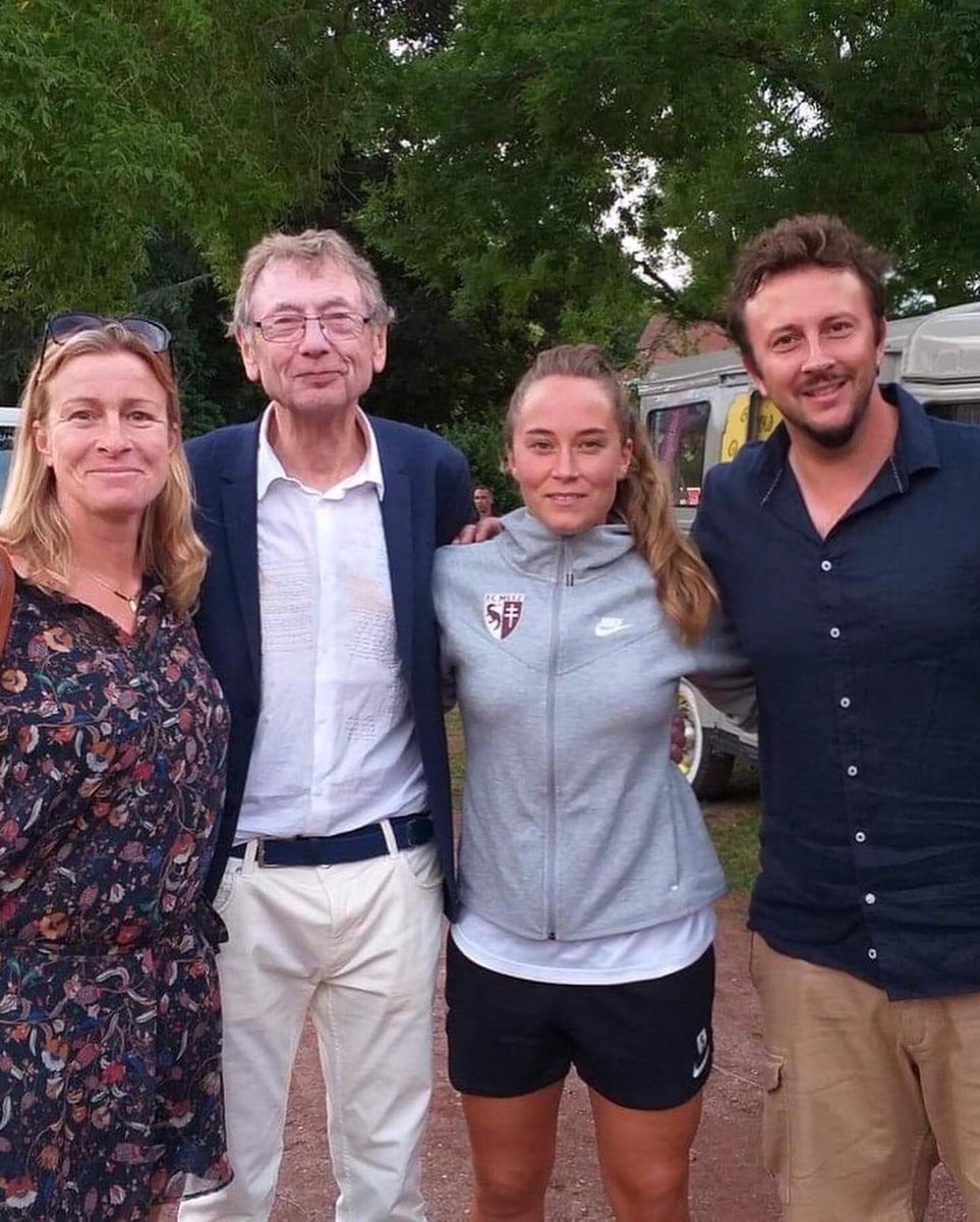 WomenDu's tweet photo. Nous souhaitons un joyeux anniversaire à notre marraine historique: @CLorgere 🎂🎉🎁🎊
Merci pour ta confiance et bonne saison au @FCNantes 
@WomenDu @FFF @D1Arkema @footofeminin @LGEF_officiel https://t.co/e8lTyoxYZ5