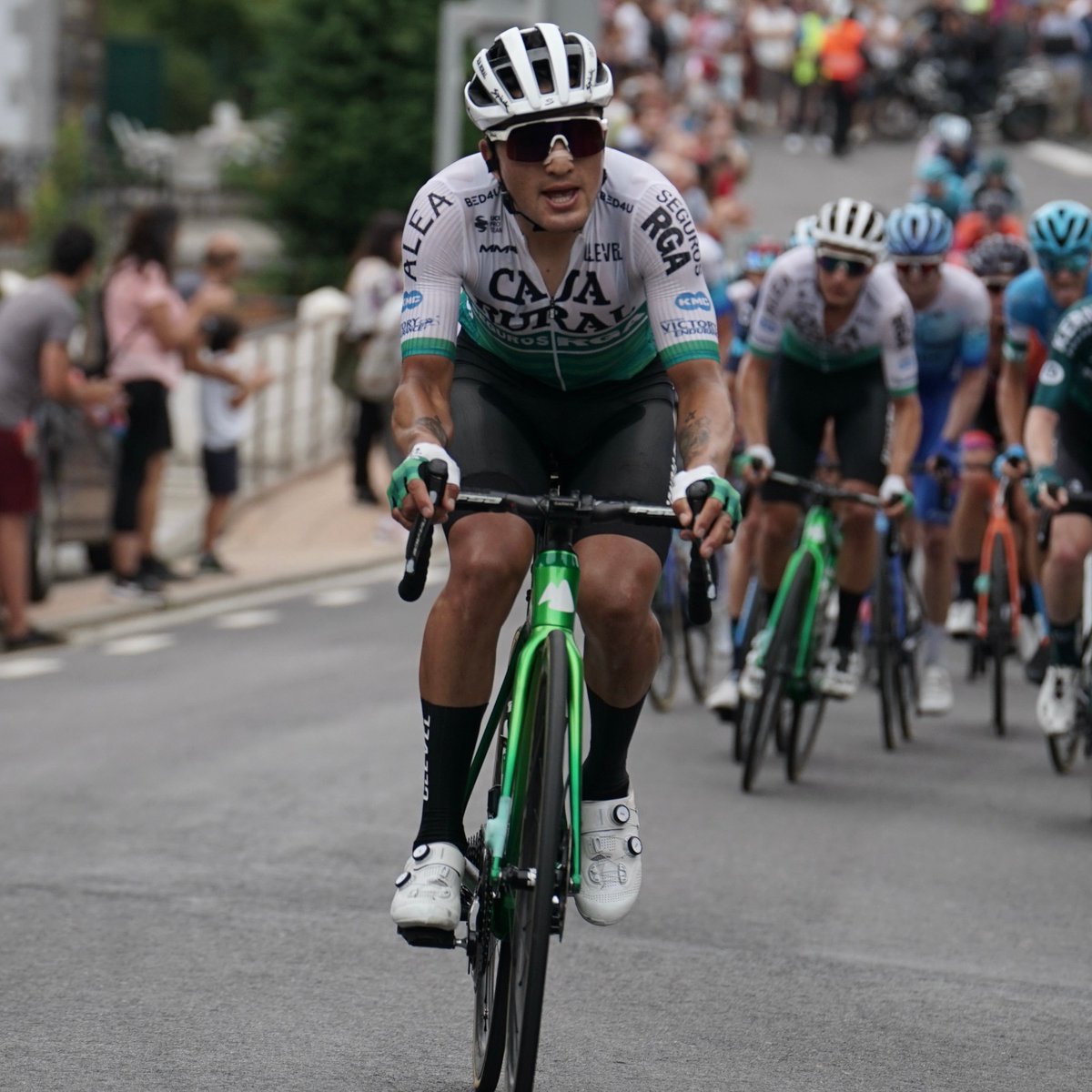 🇫🇷 #TPC2022 Casi de salida, fuga de cuatro en Francia con el ecuatoriano <a href="/JeffCepedaH/">Jefferson Cepeda</a> por parte de Caja Rural-Seguros RGA. Junto a él viajan Urruty, Van Hoecke y Van Empel.

#SúmateAlVerde 💚