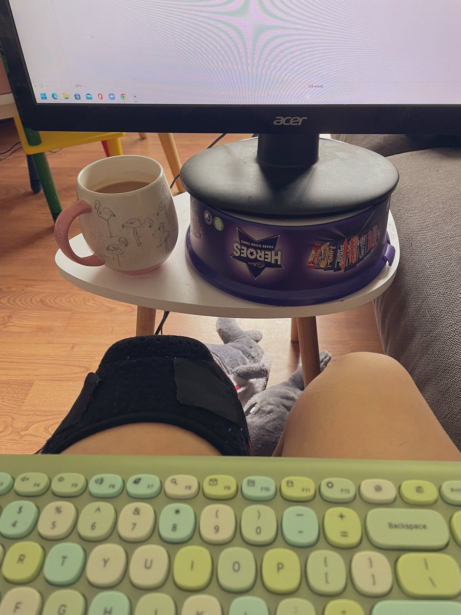 CarrieMHardman's tweet photo. When you’re between desks… some improvisation is needed!

#WritingCommunity #writing #amwriting #shortstory #folkhorror #horror #HorrorFamily #alwaystimefortea https://t.co/qPFmJVkLi7