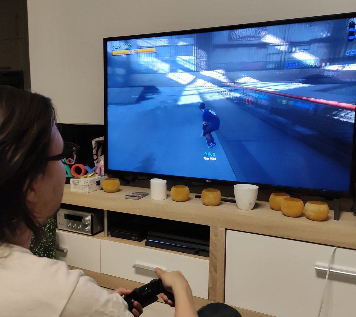 #Gamescom makes us want to play so much that we were still trying to stand the 900 on #TonyHawksProSkater at 1am. With success! And now "do a #Kickflip!"
