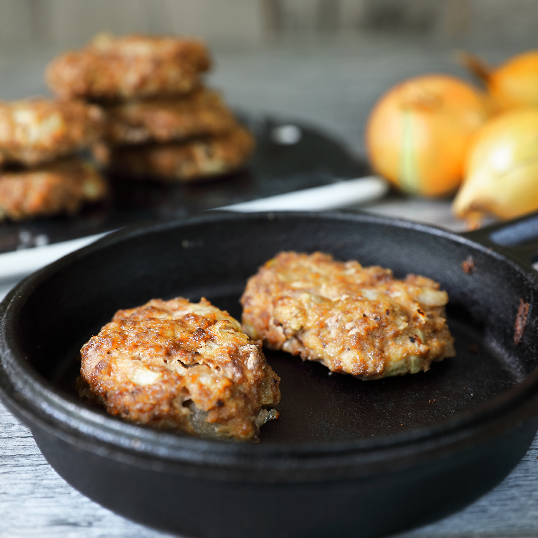 Tällä näppärällä ohjeella voit tehdä herkullisia jauhelihapihvejä tai mehevän jauhelihamurekkeen. Tarjoile perunoiden tai pastan kanssa🥔🍝. Pihvit sopivat hyvin myös hampurilaisiin🍔👉 hubs.li/Q01ksyWX0