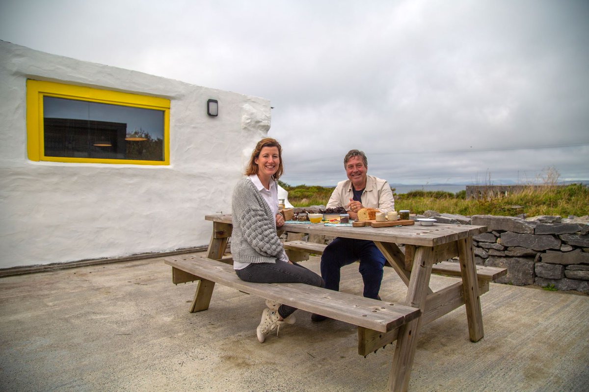 This week marks the final episode of ‘John Torode’s Ireland’ on the @FoodNetwork_UK 👩‍🍳 Viewers in GB will see @JohnTorode1 touring the Aran Islands, Galway and Dublin – stopping off at @BlathnaMara, Hooked Galway, @homeofguinness and many more of our superb ‘foodie’ hotspots! 💚