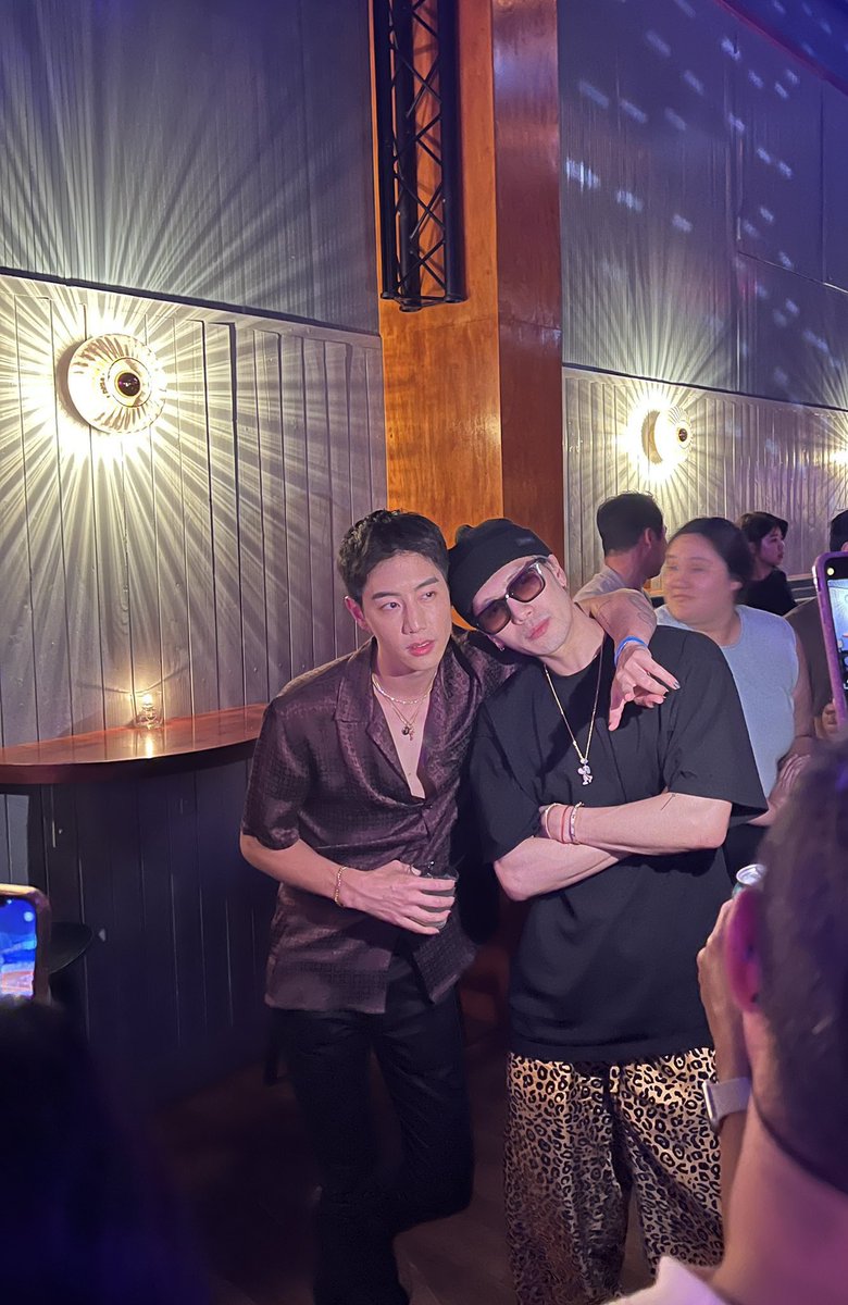 WORLDMUSICAWARD's tweet image. #GOT7's #MarkTuan poses up a storm with #JacksonWang &amp;amp; #DestinyRogers at listening party for 1st solo album #theotherside, out august 26, 2022!👑❤️‍🔥
youtu.be/qqKDjG9ruIA
Pre-save: lnk.fu.ga/marktuan_theot……
Pre-order: marktuan.store/products/the-o…
#theotherside_MarkTuan 
#마크 #段宜恩