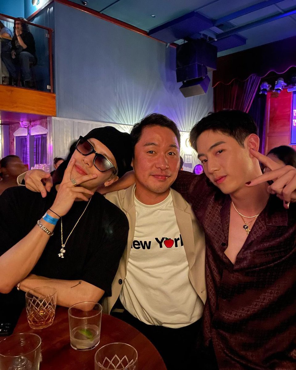 WORLDMUSICAWARD's tweet image. #GOT7's #MarkTuan poses up a storm with #JacksonWang &amp;amp; #DestinyRogers at listening party for 1st solo album #theotherside, out august 26, 2022!👑❤️‍🔥
youtu.be/qqKDjG9ruIA
Pre-save: lnk.fu.ga/marktuan_theot……
Pre-order: marktuan.store/products/the-o…
#theotherside_MarkTuan 
#마크 #段宜恩