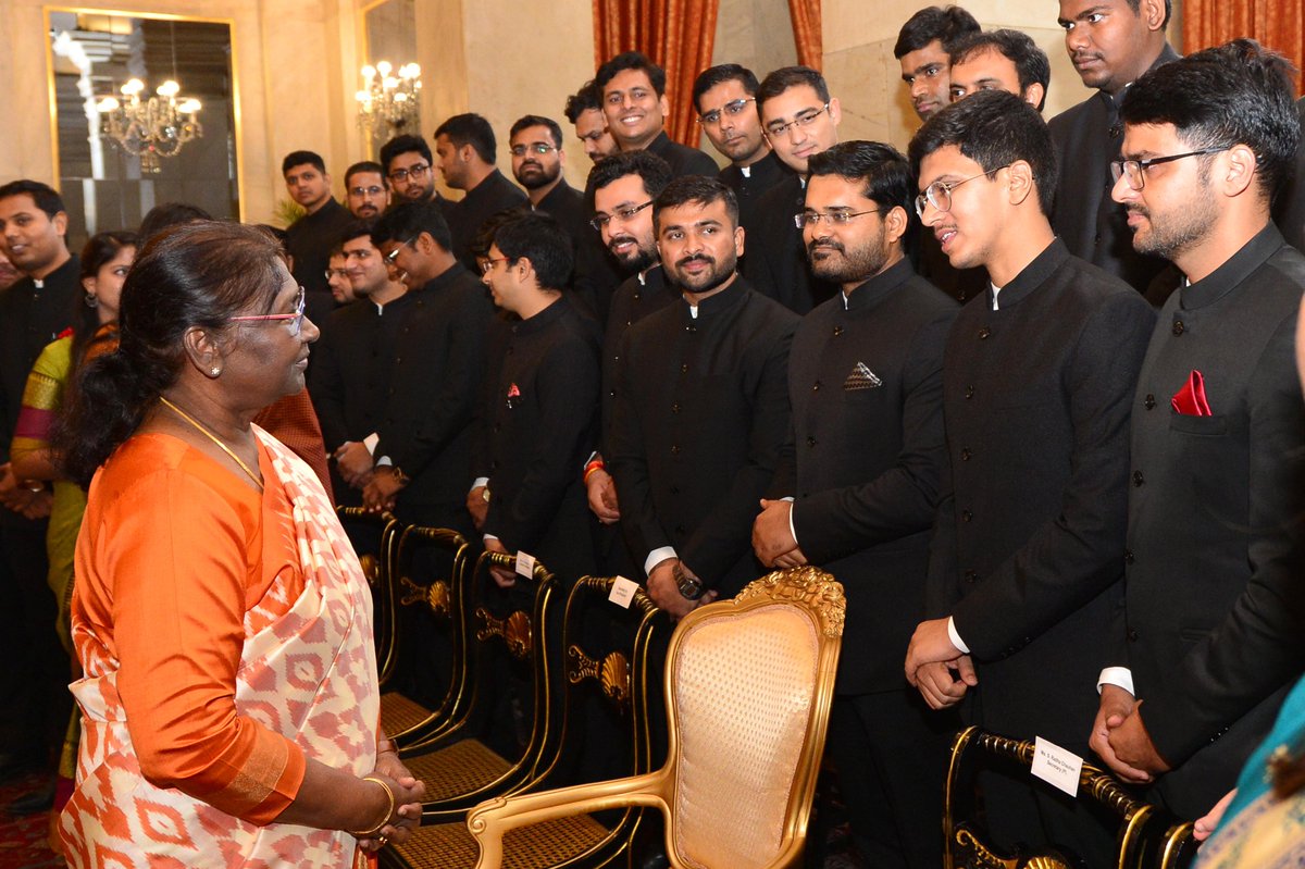 rashtrapatibhvn's tweet photo. IAS officers of 2020 batch called on President Droupadi Murmu at Rashtrapati Bhavan
https://t.co/A6Gerk8MfJ https://t.co/ElQHBdFGKq
