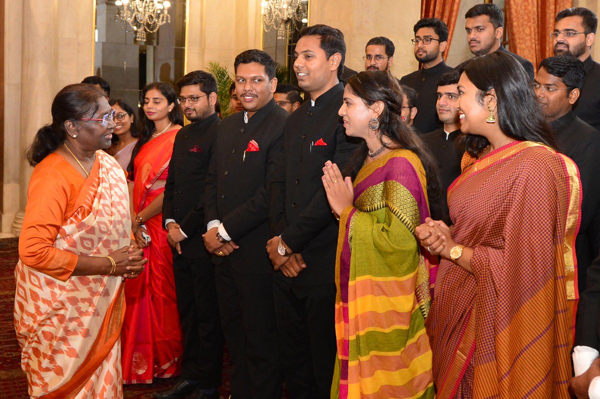 IAS officers of 2020 batch called on President Droupadi Murmu at Rashtrapati Bhavan
presidentofindia.nic.in/press-release-…