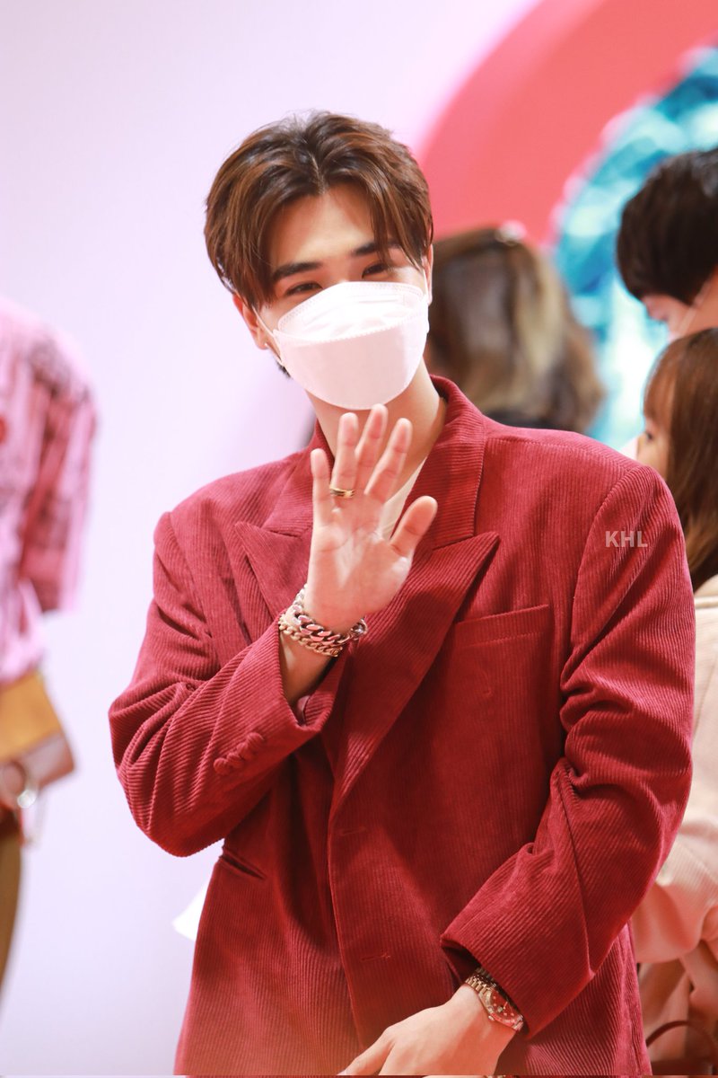 KonHlangLens's tweet photo. เจอกันแล้วค้าบบบบบบ @perthppe 
#shiseidoxOhmNanonPerth
#KDPPE 
#PerthTanapon https://t.co/3mPmzFv8zL