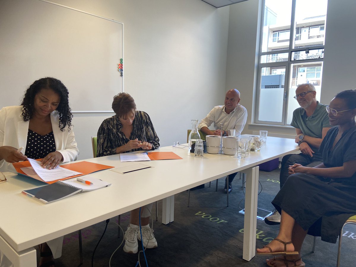 IBalkema's tweet photo. Van de week is het contract tussen aflegvereniging Rachel en #DelaGoetzee getekend. Zij gaan de rituele wassing verzorgen binnen de #SocialeUitvaart Hiermee is #010 een bijzondere #challenge rijker. In #010 is  de mogelijkheid van R2C in verschillende aanbestedingen opgenomen. https://t.co/FcAQuqnctH
