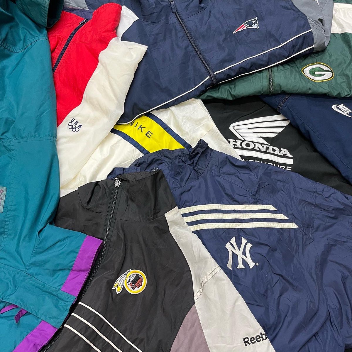 bb_vintage's tweet photo. ニット類やアウターなど
秋冬の商材も順次入荷しております！

ミニマムなしのピックも可能なので
お気軽にお問い合わせください😊🔥 https://t.co/IsRijXzoiZ