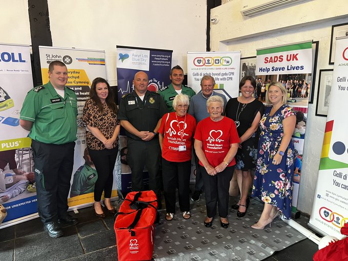 #Together <a href="/BHFCymru/">BHF Cymru</a> <a href="/CadwchCuriadau/">Cadwch Curiadau / Keep the Beats</a> <a href="/SJACNorthWales/">St John Ambulance Cymru - North Wales</a> @savealifecymru <a href="/MedicalZoll/">ZOLL_Medical</a> 
<a href="/WelshAmbulance/">Welsh Ambulance</a> #TheCPRSong #CPR