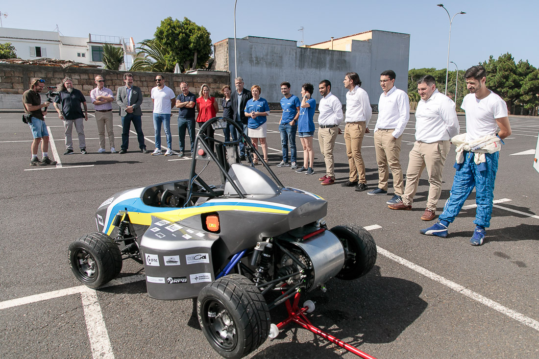 ULL's tweet photo. 🏎 ¡La #ULL tendrá representación en el campeonato internacional Fórmula Student!

Tras más de cuatro años de trabajo desarrollando desde cero este monoplaza 100% eléctrico, la expedición de once alumnos ya ha partido para Barcelona.

¡Ánimo a todos! 👏 https://t.co/1LcMrWyP5D