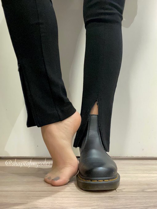 It&rsquo;s pouring down here in London 💦  That means nylons and boots, right? https://t.co/GWs6tUglIn<a href="/tag/footfetish"class="tags"><span>#footfetish</span></a><a href="/tag/footfetishnation"class="tags"><span>#footfetishnation</span></a><a href="/tag/nylonfetish"class="tags"><span>#nylonfetish</span></a>