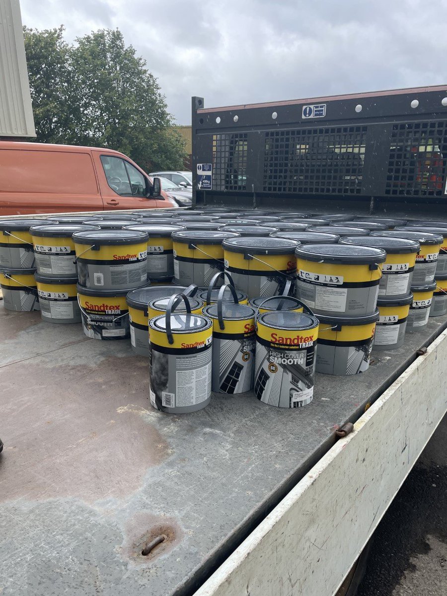 fcjusticesw's tweet photo. Our Unpaid Work Teams have been busy undertaking a painting project on #Kirkcaldy prom. The job took 700 litres of paint, and the work has been completed to a v high standard. Lots of new skills have been learned and the project has made a huge difference to the local area.  👏👏 https://t.co/lgT0sKYme2