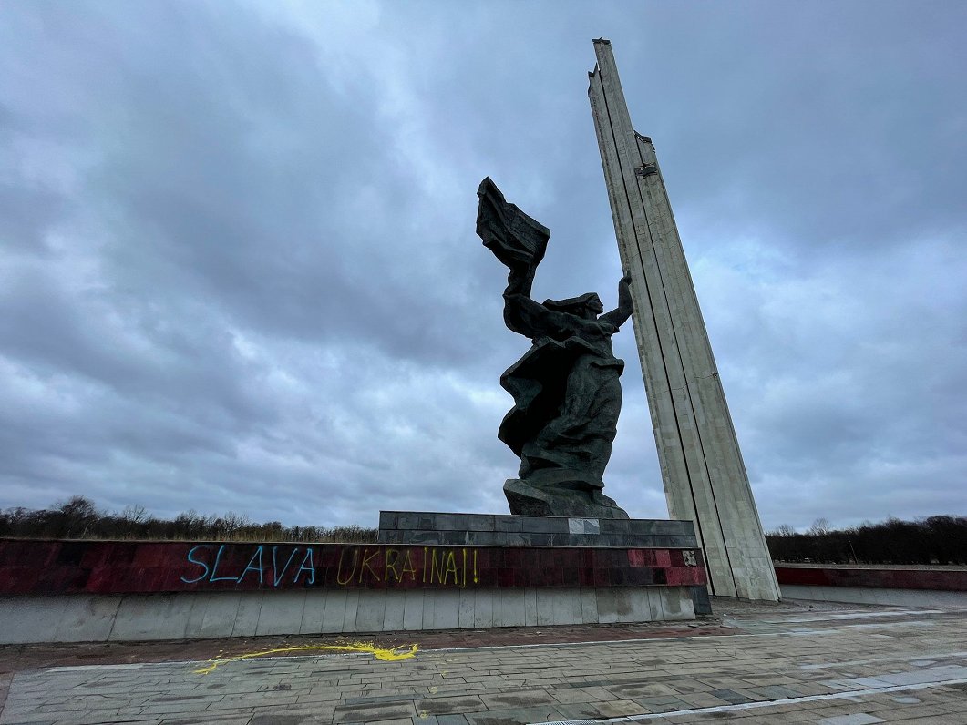 🇱🇻Tā diena ir klāt - no okupekļa šodien būsim brīvi! Es to uztveru kā pagrieziena punktu, lai beigtos bažīga atskatīšanās pār plecu ar domu, ko Krievija teiks. Tas ir nozīmīgs solis Latvijas tautas pašapziņai – mēs darām tā, kā paši uzskatām par pareizu. Un šis ir pareizs solis.
