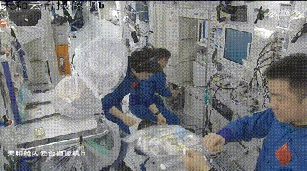 wulei2020's tweet photo. How are taikonauts dealing with #SpaceRubbish?
#GarbageSorting comes first. Liquid waste will be recycled and resused. Household waste is mainly collected, compressed, stored, and then burnt when re-entering the atmosphere with #Tianzhou cargo spacecraft. https://t.co/P6J5jbawkX